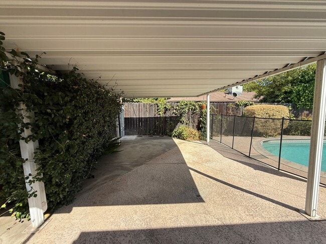 Building Photo - Cozy 2 bedroom 1 bathroom with pool!