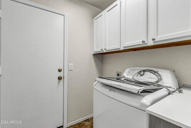 Building Photo - 1113 E Betsy Ln