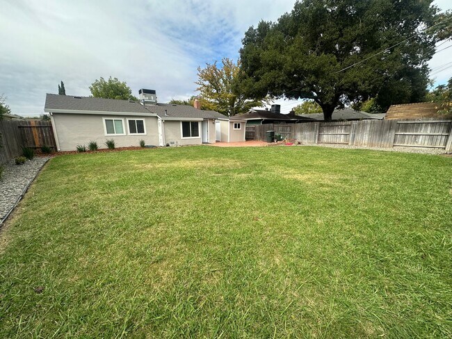 Building Photo - Charming 3-Bed Home with Huge Yard & Fresh...
