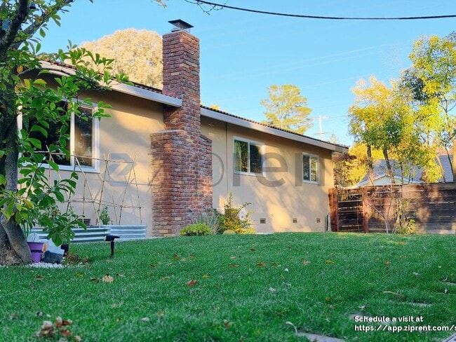 Building Photo - 500 Malaga Way