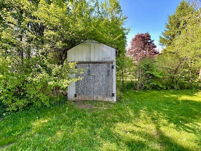 Building Photo - Welcome Home to This Beautifully Maintained Tri-Level Gem!