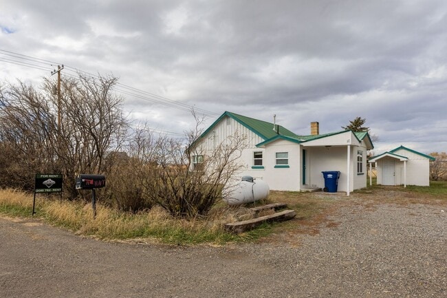 Building Photo - COUNTRY LIVING - 3 Bed 1 Bath with a 1 sta...