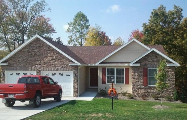 Primary Photo - 425 Oakmont Ct