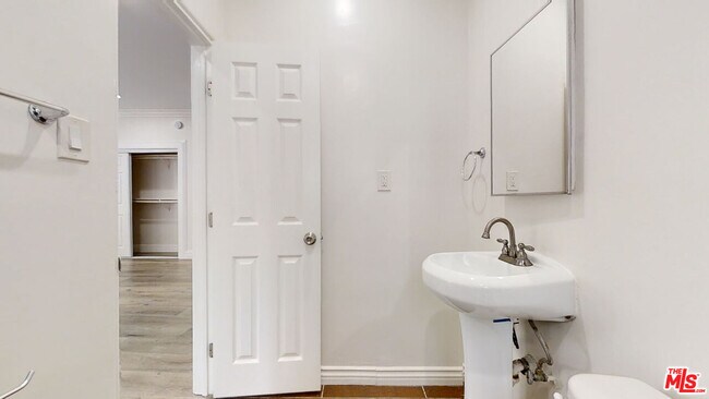 Building Photo - 507 Loma Dr