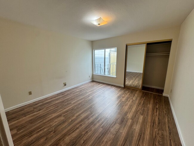 Building Photo - One Bedroom in Duboce Triangle Available N...