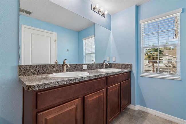 Building Photo - 10687 Lake Montauk Dr