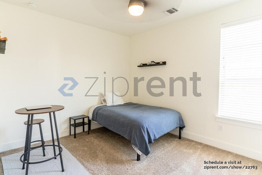 Building Photo - Unit