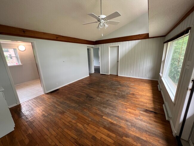 Living Room - 2602 W John St