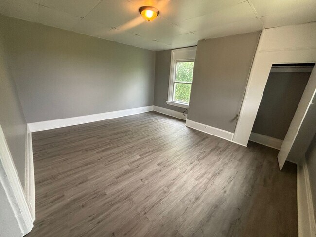 Building Photo - Newly updated 3 bedroom apartment in Mt Wa...