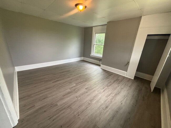 Building Photo - Newly updated 3 bedroom apartment in Mt Washington !