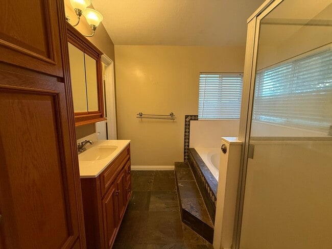 Building Photo - Spacious 5-Bedroom Home in Clinton!
