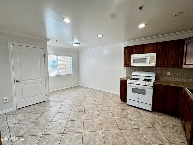 Building Photo - 13525 Vanowen St