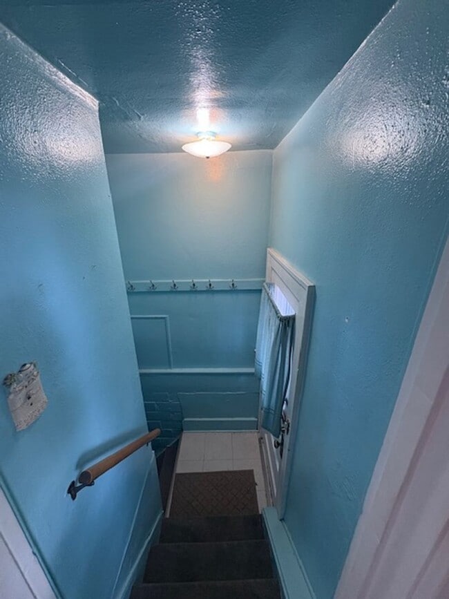 Building Photo - Single Family Home - 3 bedrooms / 2 bathrooms