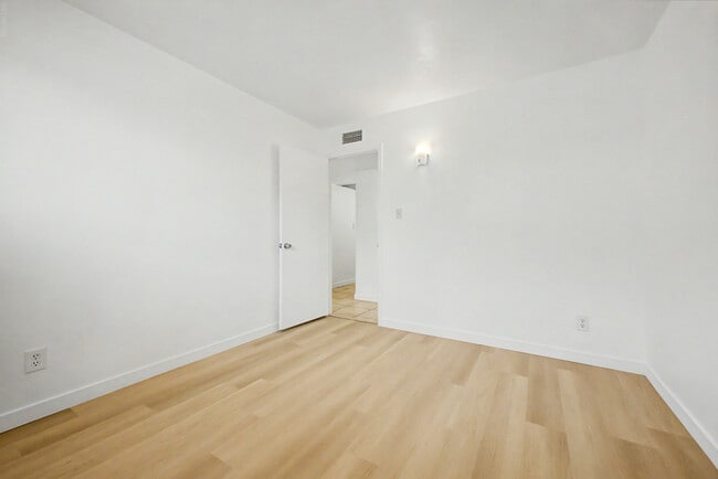 Building Photo - 921 E Campus Dr