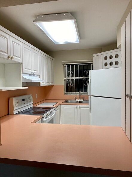 Kitchen - 1750 W 46th St