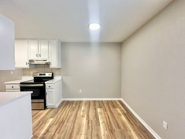 Building Photo - Available Now: Affordable Downtown Living!