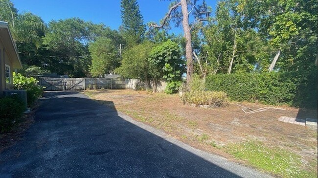 Building Photo - Remodeled 2 Bedroom 1 Bath Home, Great Location and Private!!