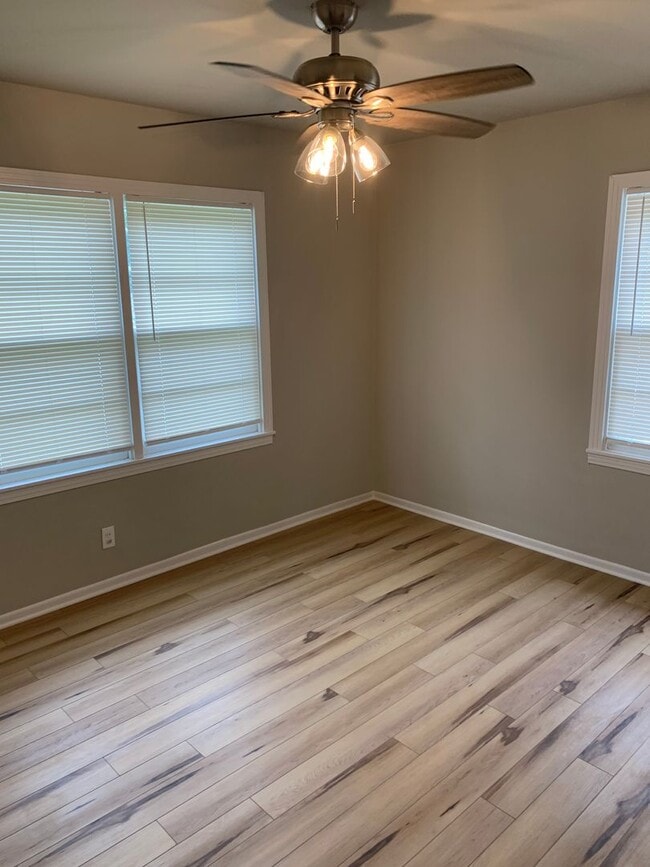 Building Photo - Freshly Renovated 3-Bedroom, 1-Bath