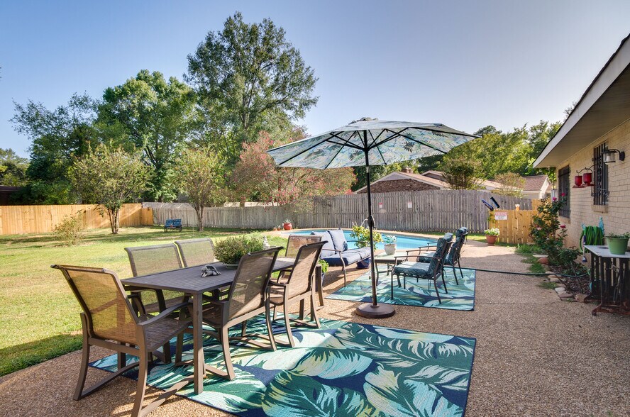 Building Photo - 5846 Clubview Dr