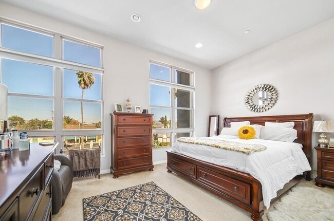 Building Photo - 801 S Anaheim Blvd