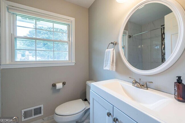 Building Photo - 2439 Parkland Dr