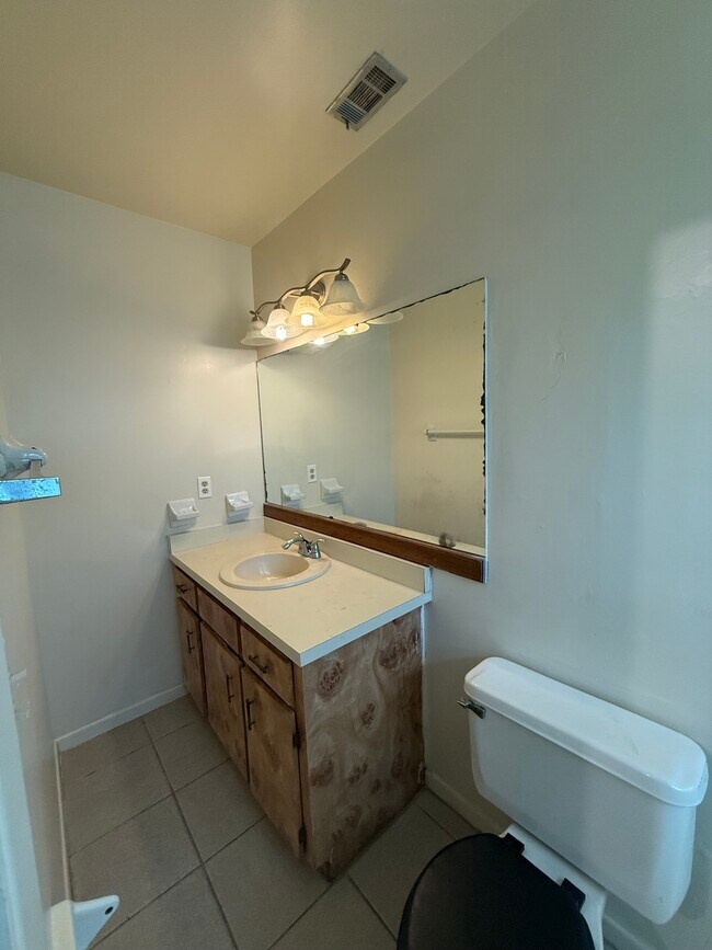 Building Photo - 810 N Hudson St