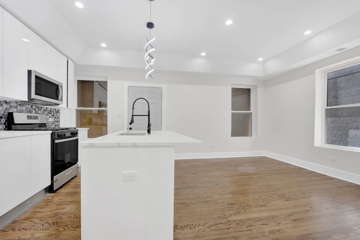 Building Photo - 4927 S Prairie Ave