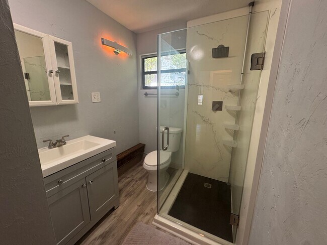 Building Photo - 6/3 within Walking Distance to Campus!!