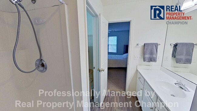 Building Photo - Upper Level Condo in Holton Place w/Community Pool