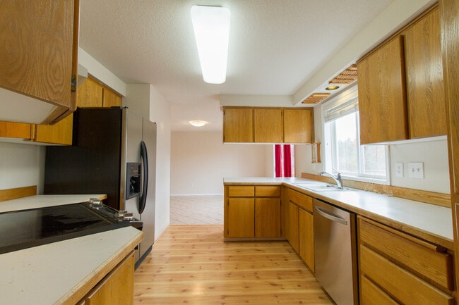 Building Photo - Lovely Corner Home in Quiet Neighborhood w...