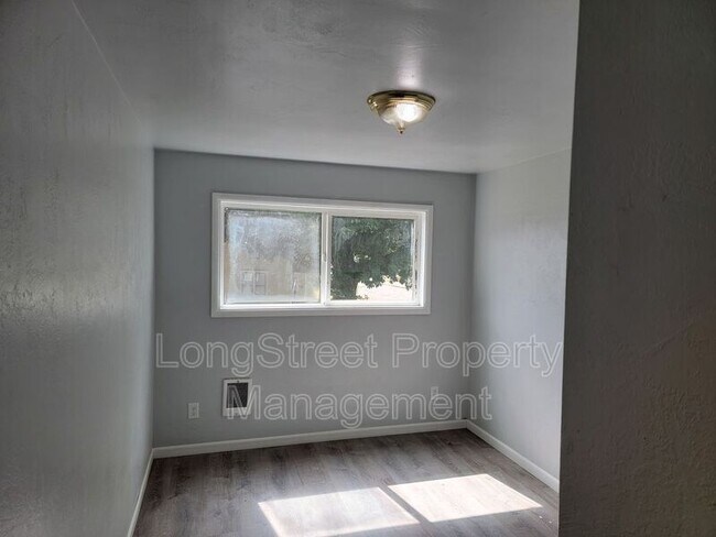Building Photo - 208 SE 5th Ave