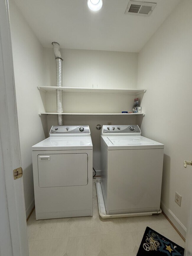 Building Photo - Immaculate End-Unit Townhome in Port Warwick