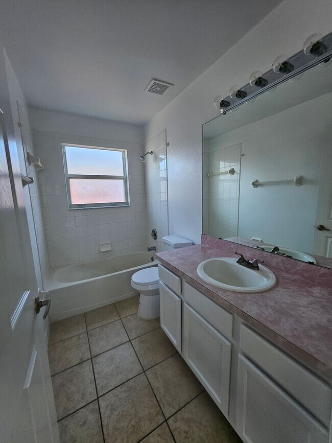 Building Photo - Kissimmee Pool Home with 7 bedrooms!