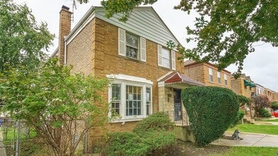 Building Photo - Discover Your Dream Home in Auburn Gresham!