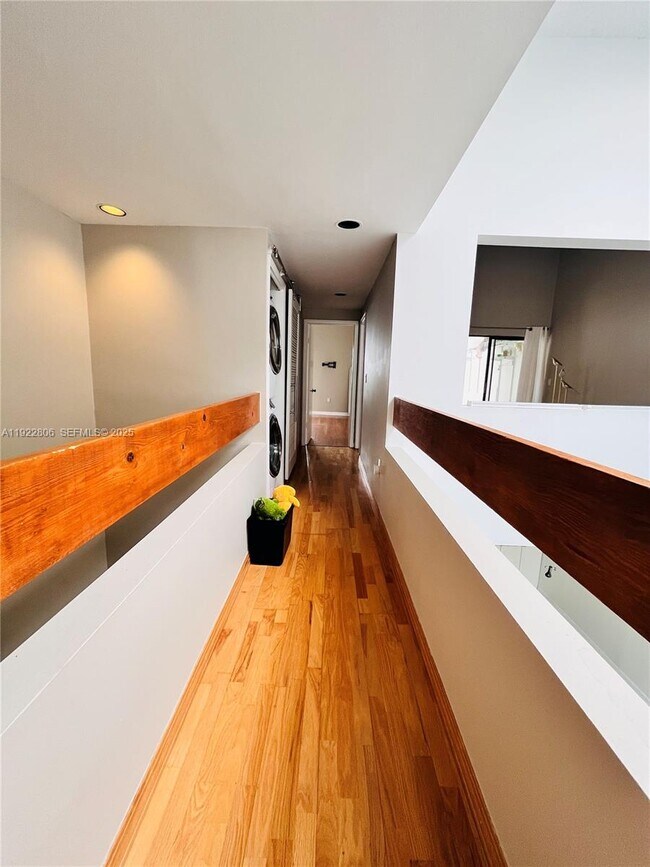 Building Photo - 253 Poinciana Island Dr