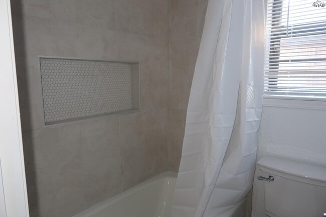 Building Photo - 4819 Royal Oak St