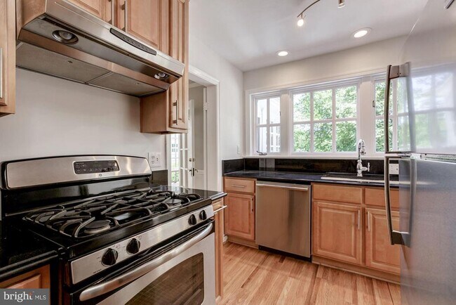 Building Photo - 4811 Drummond Ave