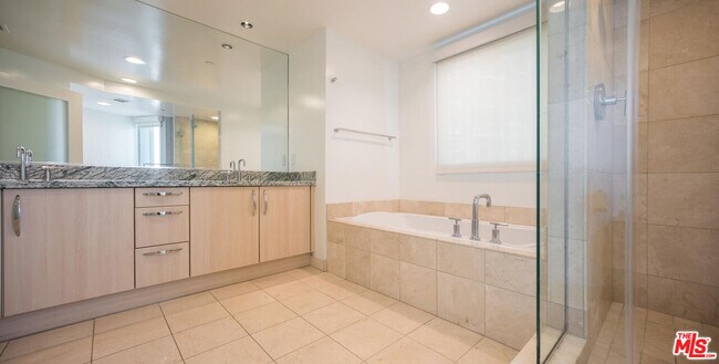 Building Photo - 13650 Marina Pointe Dr
