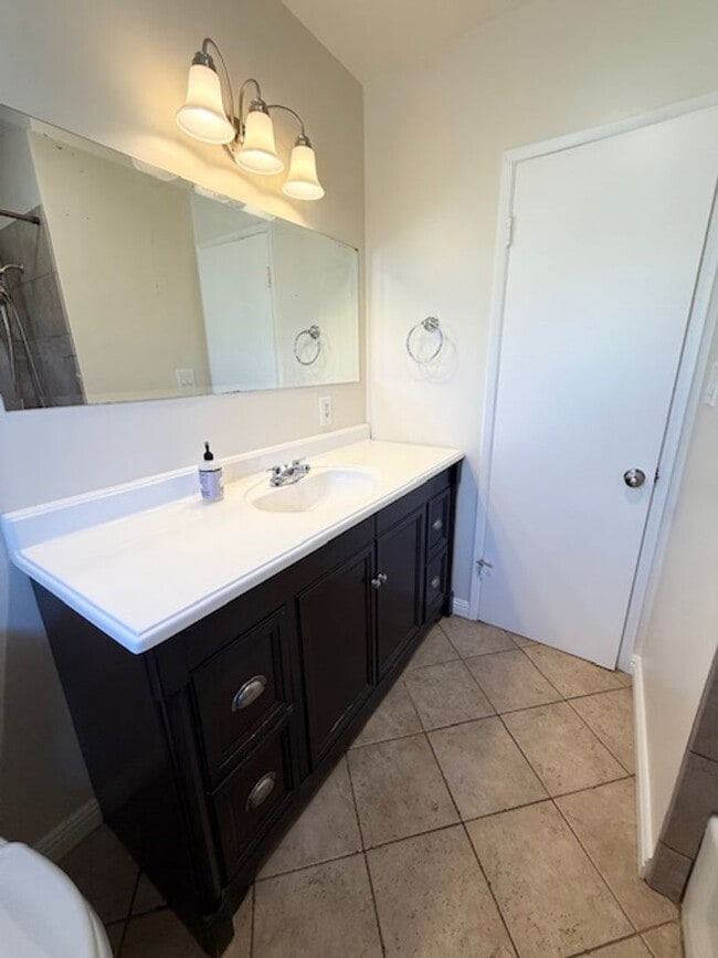 Building Photo - WONDERFUL LAKEWOOD HOME-NEW ON MARKET!!