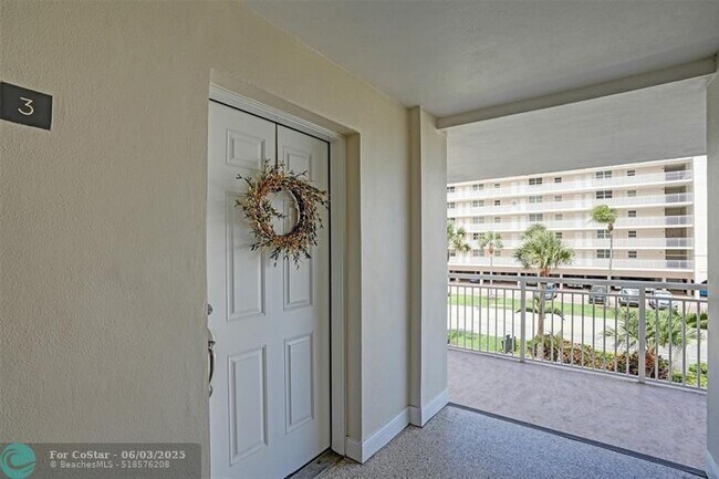 Building Photo - 1050 Hillsboro Mile