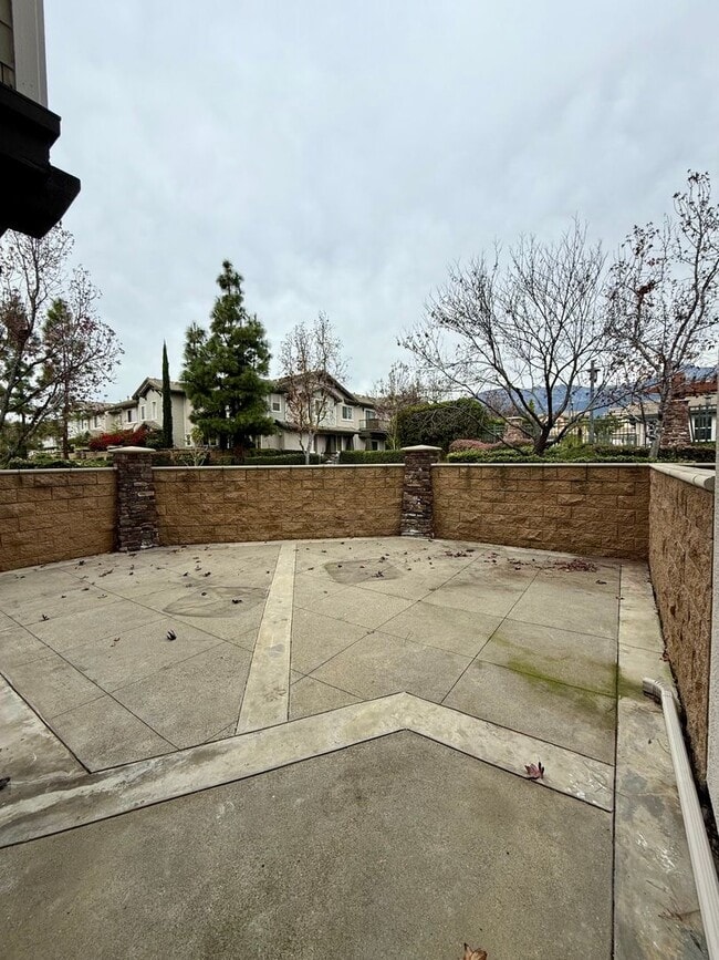 Building Photo - Highly Desirable 2 bed 3 bath condo in Rancho Cucamonga