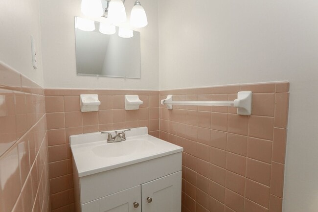 Building Photo - Bright, Updated & Prime Location!