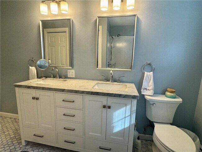 Building Photo - 10 Parsley Ln