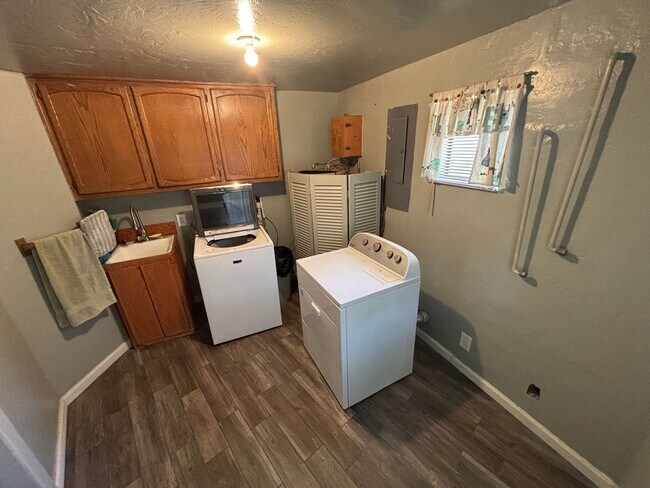 Building Photo - 4-BEDROOM 3-Bathroom FURNISHED Peaceful Country Living