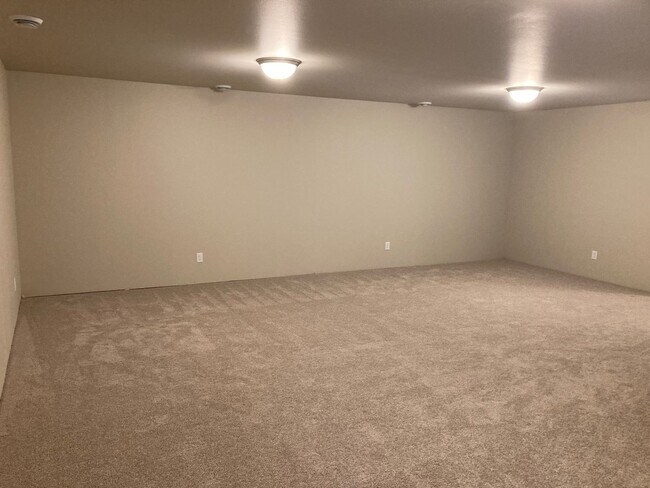 Building Photo - 4 Bed 3 Bath Twin Home