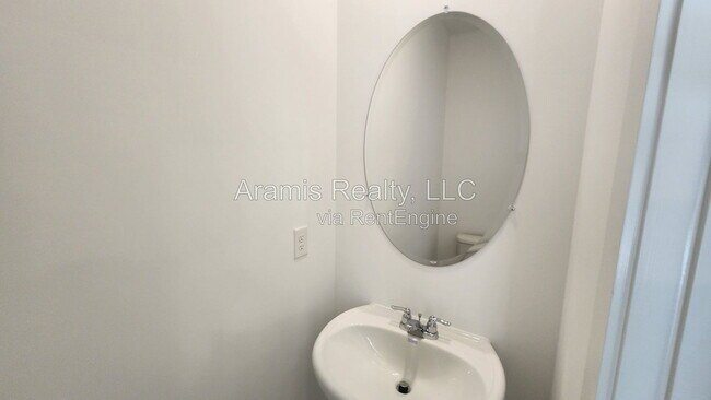 Building Photo - 450 Laurelwood Ln