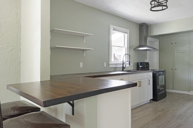 Building Photo - FLEXIBLE LEASE OPTIONS. CHARMING RENOVATED TWO BEDROOM TWO BATHROOM BUNGALOW JUST MINUTES TO DOWN...