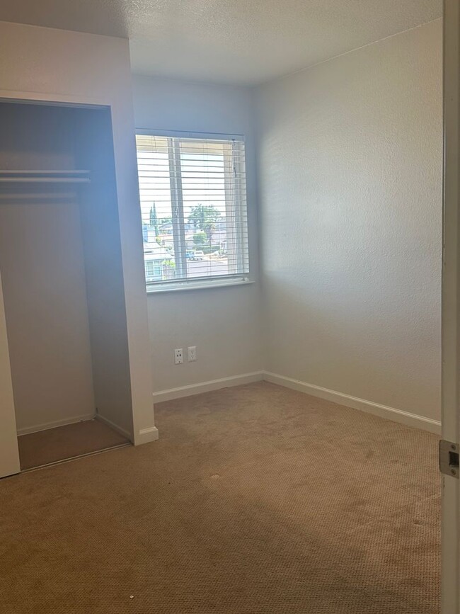 Building Photo - 4 Bedrom 2.5 baths Beauty