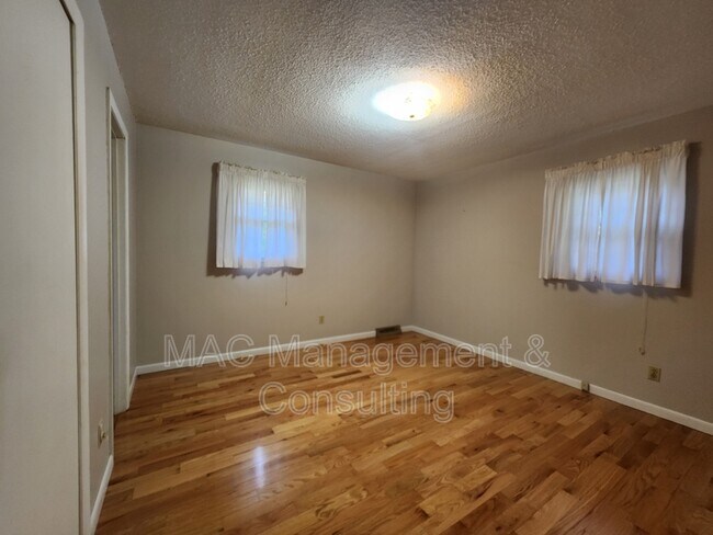 Building Photo - 4914 S Grundy Quarles Hwy