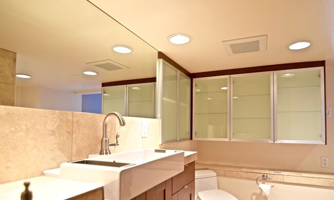Building Photo - Lake Forest Park Four Bedroom